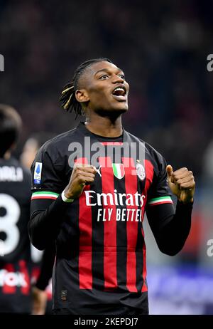 Milan, Italie. 13th novembre 2022. Rafael Leao d'AC Milan célèbre son but lors d'un match de football de série A entre AC Milan et Fiorentina à Milan, Italie, 13 novembre 2022. Crédit: Alberto Lingria/Xinhua/Alay Live News Banque D'Images
