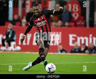 Milan, Italie. 13th novembre 2022. Rafael Leao d'AC Milan marque son but lors d'une série Un match de football entre AC Milan et Fiorentina à Milan, Italie, 13 novembre 2022. Crédit: Alberto Lingria/Xinhua/Alay Live News Banque D'Images