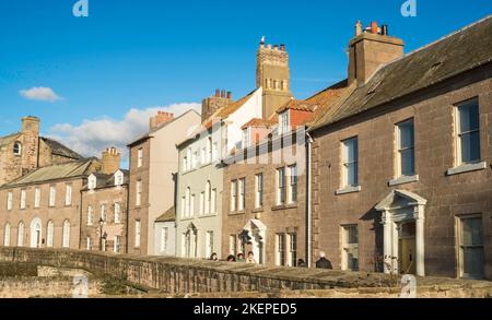 Une rangée de bâtiments d'époque dans Quay Walls, Berwick upon Tweed, Northumberland, Angleterre, Royaume-Uni Banque D'Images