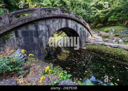 Pont Engetsukyo, ou « pont de pleine lune » construit dans le style chinois au jardin Koishikawa Korakuen à Tokyo. Il a ce nom parce qu'une pleine lune est FO Banque D'Images