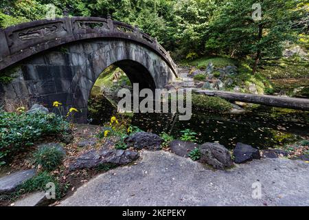 Pont Engetsukyo, ou « pont de pleine lune » construit dans le style chinois au jardin Koishikawa Korakuen à Tokyo. Il a ce nom parce qu'une pleine lune est FO Banque D'Images