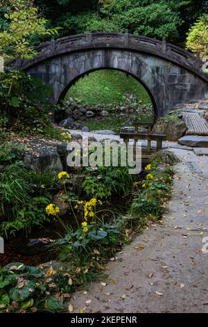 Pont Engetsukyo, ou « pont de pleine lune » construit dans le style chinois au jardin Koishikawa Korakuen à Tokyo. Il a ce nom parce qu'une pleine lune est FO Banque D'Images