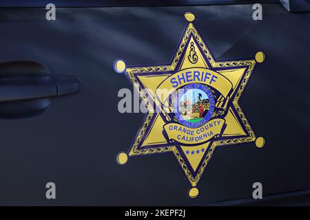 Los Angeles, CA / Etats-Unis - 12 novembre 2022 : le logo du shérif du comté d'Orange en Californie est représenté sur le côté d'une voiture d'équipe pendant la journée. Banque D'Images