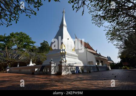 Extérieur du temple Phra que si Song Rak avec la stupa à Loei, Thaïlande. La langue thaïlandaise dans l'image signifie les mots de l'adoration. Banque D'Images