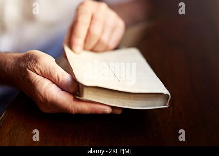 Un à un avec la parole de Dieu. Un homme ouvrant une bible. Banque D'Images