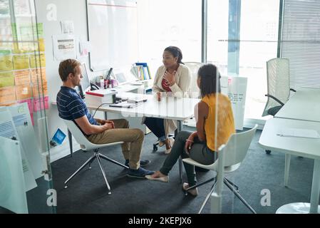 Jetons un peu d'idées. Trois collègues ayant une réunion dans un bureau. Banque D'Images