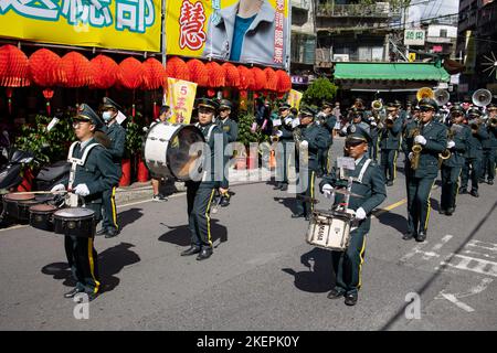 Nouveau Taipei, Taïwan. 13th novembre 2022. L'équipe de garde d'honneur locale a vu jouer pendant la parade. Défilé religieux réalisé par les temples locaux de la région de Taipei pour célébrer l'anniversaire des temples et servir de campagnes politiques pour les prochaines élections locales de Taïwan. Crédit : SOPA Images Limited/Alamy Live News Banque D'Images