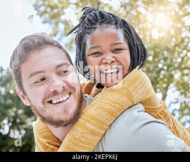 Parc, porcgyback et père avec fille enfant dans la nature jouant, liant et explorant avec bokeh. Heureux, sourire et portrait d'un enfant interracial avec Banque D'Images