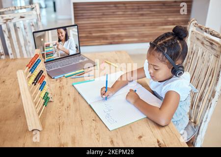 Mathématiques, écran d'ordinateur portable et apprentissage de l'enfant à l'écoute de l'enseignant sur le casque écrivant des chiffres pour le développement, la croissance et la connaissance à la maison. Fille noire Banque D'Images