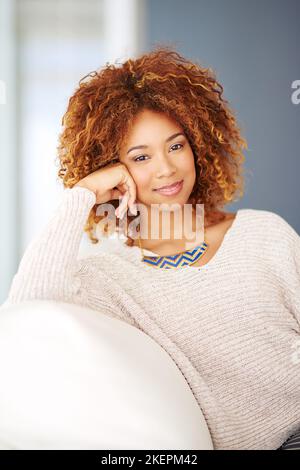 La vie est beaucoup plus facile lorsque vous vous détendez. Portrait d'une jeune femme qui se détend à la maison le week-end. Banque D'Images