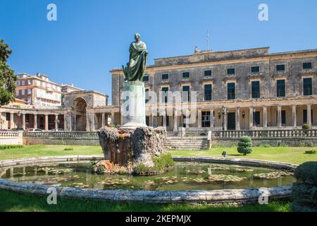 Statue en face du Palais de Saint Michel et Saint George, Kerkyra, Corfou Banque D'Images
