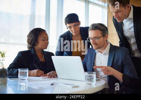 Un groupe d'hommes d'affaires travaillant dans la salle de conférence. Banque D'Images