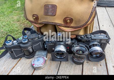 Ensemble appareil photo prêt pour un voyage, avec Widelux Panoramic, leica M4-p et Minolta CLE avec objectifs assortis et sac Billingham Banque D'Images