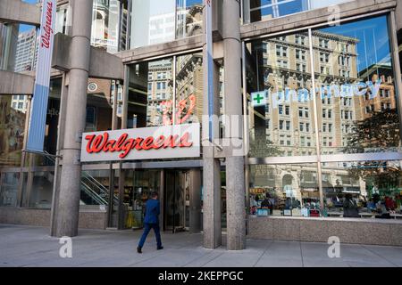 Vue de face d'un magasin Walgreens à Boston, Massachusetts, vu jeudi, 30 juin 2022. Banque D'Images