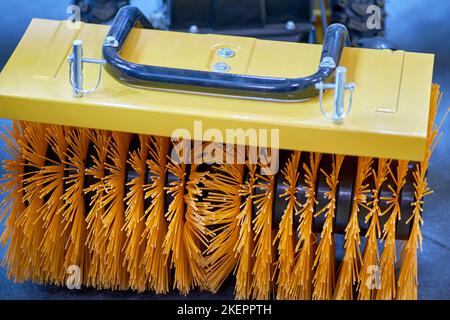 Brosses pour le nettoyage des rues et le lavage des trottoirs dans les rues de la ville Banque D'Images