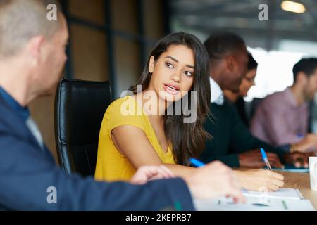 Chaque accomplissement commence par la décision d'essayer. Un groupe de collègues ayant une réunion dans une salle de réunion. Banque D'Images