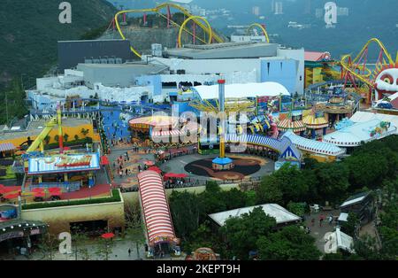 Architecture extérieure des manèges et des montagnes russes au parc d'attractions Animal situé à Wong Chuk Hang et Nam long Shan- Hong Kong Banque D'Images