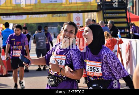 Beyrouth, Liban. 13th novembre 2022. Les partenaires réagissent après le Marathon international de Beyrouth, à Beyrouth, au Liban, le 13 novembre 2022. Credit: Liu Zongya/Xinhua/Alay Live News Banque D'Images
