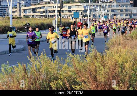 Beyrouth, Liban. 13th novembre 2022. Les partenaires participent au Marathon international de Beyrouth, à Beyrouth, au Liban, le 13 novembre 2022. Credit: Liu Zongya/Xinhua/Alay Live News Banque D'Images