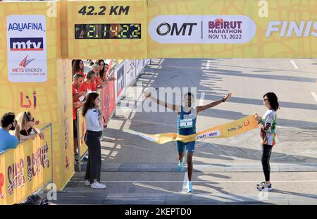 Beyrouth, Liban. 13th novembre 2022. Le coureur éthiopien Metko Dekiba franchit la ligne d'arrivée lors du Marathon international de Beyrouth, au Liban, le 13 novembre 2022. Credit: Liu Zongya/Xinhua/Alay Live News Banque D'Images