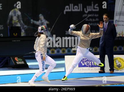 Alger. 14th novembre 2022. Caroline Queroli (R) de France concurrence Chiara Mormile d'Italie lors de la finale de l'équipe féminine de sabre à la coupe du monde d'Escrime 2022 à Alger, Algérie, 13 novembre 2022. Credit: Xinhua/Alay Live News Banque D'Images