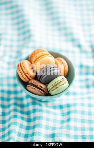 Dessert au macaron sucré. Macarons colorés dans un bol. Banque D'Images