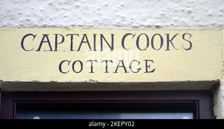 Panneau extérieur sur Captain Cooks Cottage à Staithes, Yorkshire, Royaume-Uni. Banque D'Images