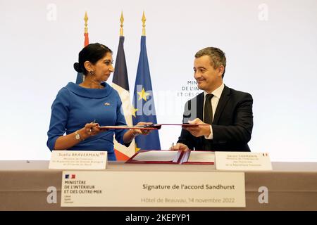 La ministre de l'intérieur Suella Braverman signe un accord historique avec le ministre français de l'intérieur Gerald Darmanin, pour s'attaquer à la crise des petits bateaux alors que la pression monte sur le système d'immigration britannique, avec des passages à niveau de 40 000 jusqu'à présent cette année. Date de la photo: Lundi 14 novembre 2022. Banque D'Images