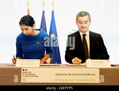 La ministre de l'intérieur Suella Braverman signe un accord historique avec le ministre français de l'intérieur Gerald Darmanin, pour s'attaquer à la crise des petits bateaux alors que la pression monte sur le système d'immigration britannique, avec des passages à niveau de 40 000 jusqu'à présent cette année. Date de la photo: Lundi 14 novembre 2022. Banque D'Images