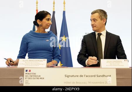 La ministre de l'intérieur Suella Braverman signe un accord historique avec le ministre français de l'intérieur Gerald Darmanin, pour s'attaquer à la crise des petits bateaux alors que la pression monte sur le système d'immigration britannique, avec des passages à niveau de 40 000 jusqu'à présent cette année. Date de la photo: Lundi 14 novembre 2022. Banque D'Images