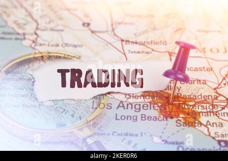 Concept d'entreprise et d'industrie. Sur la carte, indiquée par le bouton Los Angeles, se trouve à côté une loupe et un morceau de papier avec l'inscr Banque D'Images