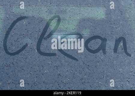 Concept d'écologie. Sur le verre sale, les gouttes de pluie et l'inscription - propre faite par votre doigt Banque D'Images