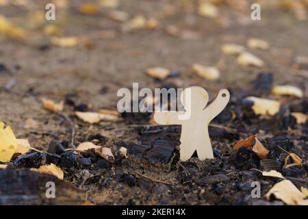 Concept environnemental. La figurine en bois indique les cendres du feu. Banque D'Images