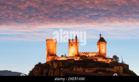 Magnifique château médiéval de Foix illuminé la nuit, en Ariège, Occitanie, France Banque D'Images