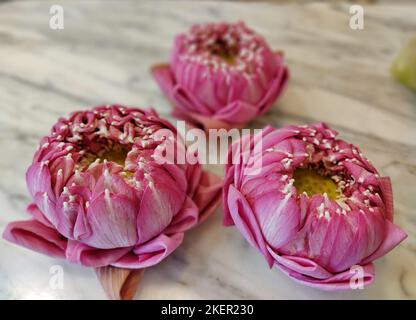 Pliage de pétale de Lotus, pliage de style thaïlandais fleurs fraîches art qui transforment le pétale par des techniques de pliage pour le culte des objets saints Banque D'Images