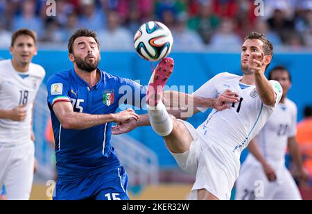 Natal, 24.06.2014, Arena Das Dunas Andrea Barzagli (Italien), Cristhian Stuani (Uruguay) Italien - Uruguay Copyright (nur fŸr journalistische Zwecke) Banque D'Images