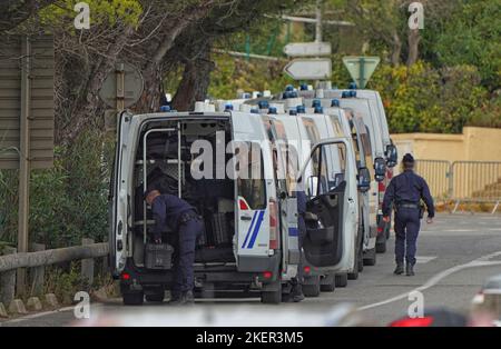 Les Migrnats sauvés par le navire de secours Ocean Viking de l'organisation maritime-humanitaire européenne SOS Méditerranée, ont trouvé refuge au camp de vacances de Giens Cap Levant à Hyères, dans le sud de la France, où ils pourront rester une vingtaine de jours, sur 13 novembre 2022. La France a mis en garde l'Italie contre les « conséquences de la crise », alors qu'elle était sur le point d'emmener à 11 novembre 2022 un navire de charité transportant plus de 200 migrants secourus en Méditerranée, qui se sont vu refuser l'entrée par Rome. Photo par ABACAPRESS.COM Banque D'Images