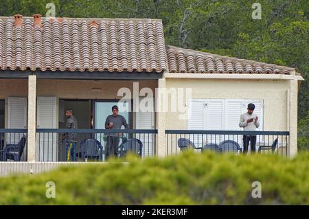 Les Migrnats sauvés par le navire de secours Ocean Viking de l'organisation maritime-humanitaire européenne SOS Méditerranée, ont trouvé refuge au camp de vacances de Giens Cap Levant à Hyères, dans le sud de la France, où ils pourront rester une vingtaine de jours, sur 13 novembre 2022. La France a mis en garde l'Italie contre les « conséquences de la crise », alors qu'elle était sur le point d'emmener à 11 novembre 2022 un navire de charité transportant plus de 200 migrants secourus en Méditerranée, qui se sont vu refuser l'entrée par Rome. Photo par ABACAPRESS.COM Banque D'Images