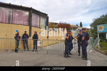 Les Migrnats sauvés par le navire de secours Ocean Viking de l'organisation maritime-humanitaire européenne SOS Méditerranée, ont trouvé refuge au camp de vacances de Giens Cap Levant à Hyères, dans le sud de la France, où ils pourront rester une vingtaine de jours, sur 13 novembre 2022. La France a mis en garde l'Italie contre les « conséquences de la crise », alors qu'elle était sur le point d'emmener à 11 novembre 2022 un navire de charité transportant plus de 200 migrants secourus en Méditerranée, qui se sont vu refuser l'entrée par Rome. Photo par ABACAPRESS.COM Banque D'Images