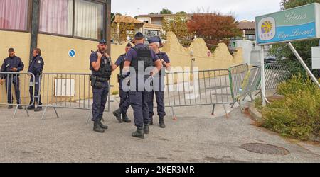 Les Migrnats sauvés par le navire de secours Ocean Viking de l'organisation maritime-humanitaire européenne SOS Méditerranée, ont trouvé refuge au camp de vacances de Giens Cap Levant à Hyères, dans le sud de la France, où ils pourront rester une vingtaine de jours, sur 13 novembre 2022. La France a mis en garde l'Italie contre les « conséquences de la crise », alors qu'elle était sur le point d'emmener à 11 novembre 2022 un navire de charité transportant plus de 200 migrants secourus en Méditerranée, qui se sont vu refuser l'entrée par Rome. Photo par ABACAPRESS.COM Banque D'Images