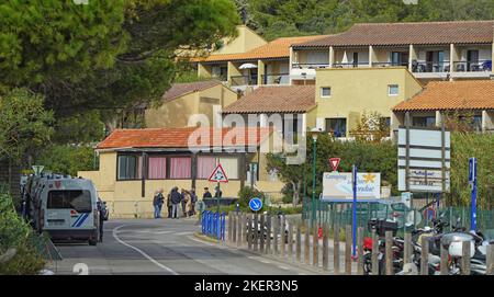 Les Migrnats sauvés par le navire de secours Ocean Viking de l'organisation maritime-humanitaire européenne SOS Méditerranée, ont trouvé refuge au camp de vacances de Giens Cap Levant à Hyères, dans le sud de la France, où ils pourront rester une vingtaine de jours, sur 13 novembre 2022. La France a mis en garde l'Italie contre les « conséquences de la crise », alors qu'elle était sur le point d'emmener à 11 novembre 2022 un navire de charité transportant plus de 200 migrants secourus en Méditerranée, qui se sont vu refuser l'entrée par Rome. Photo par ABACAPRESS.COM Banque D'Images