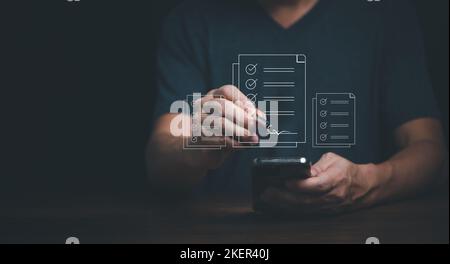 Affaires en ligne avec contact de signature électronique sur téléphone mobile, signature électronique, gestion de documents numériques, bureau sans papier, signature contact d'affaires Banque D'Images