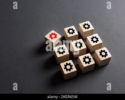 Panne du système de production, écart par rapport aux normes, pièce cassée ou violation de la commande, défaillance. Cubes en bois avec production pro Banque D'Images