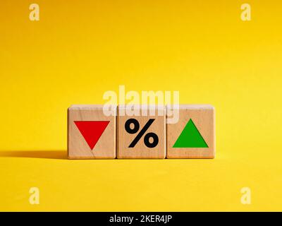 Taux d'hypothèque et de prêt. Taux d'intérêt, actions, classement. Concept commercial et financier. Cubes en bois avec symbole de pourcentage et flèches pointant vers le haut et dow Banque D'Images