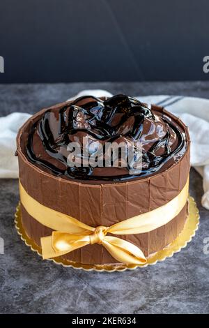 Gâteau d'anniversaire avec profiteroles sur fond sombre. Gros plan Banque D'Images