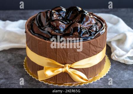 Gâteau d'anniversaire avec profiteroles sur fond sombre. Gros plan Banque D'Images