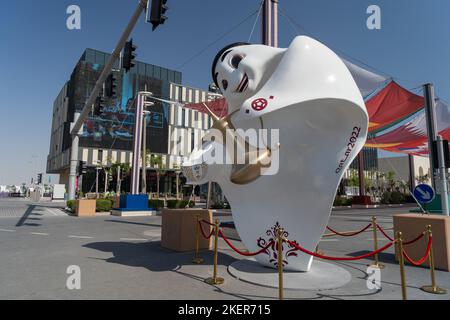 La mascotte officielle de la coupe du monde de la FIFA 2022 Laeeb, Lusail Boulevard, Doha Qatar. Banque D'Images