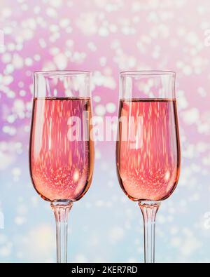 Deux verres de champagne rose avec un bokeh de neige léger comme fond. Dîner romantique. Concept de vacances d'hiver, de Noël ou de nouvel an. Banque D'Images