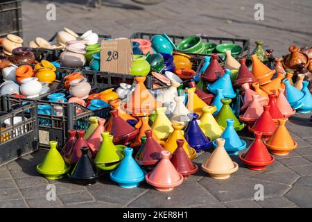 A proximité d'une sélection de pots d'argile à tagine colorés en vente sur le marché Jemaa el-Fna à Marrakech Maroc Banque D'Images