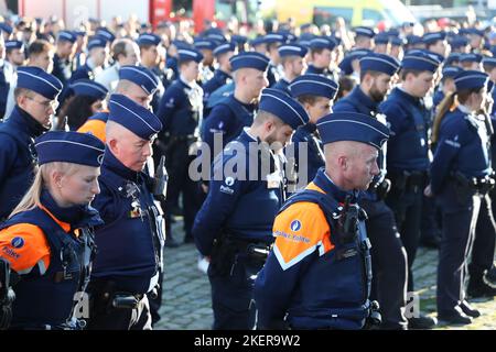 L'illustration montre des hommes et des femmes de police lors d'un hommage à Thomas Monjoie, le policier de 29 ans qui a été poignardé et tué jeudi dernier, organisé par la zone de police de Bruno le lundi 14 novembre 2022 à Bruxelles. Sur 10 novembre, un homme a arrêté une patrouille de police et poignardé deux officiers dans le quartier Nord. Un policier est mort, un autre s'est blessé. BELGA PHOTO NICOLAS MATERLINCK Banque D'Images